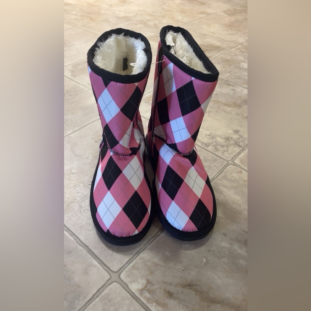 🩷🖤 NWOT Size 7 Dawgs Winter Boots 🖤🩷